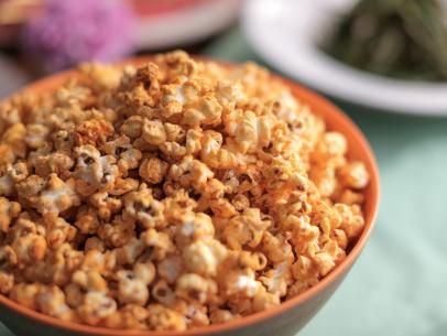 Gametime Food, Leftover Popcorn, Sweet And Spicy Popcorn, Spicy Popcorn Recipes, Popcorn Flavours, Flavored Popcorn Recipes, Spicy Popcorn, Popcorn Snacks, Popcorn Recipe