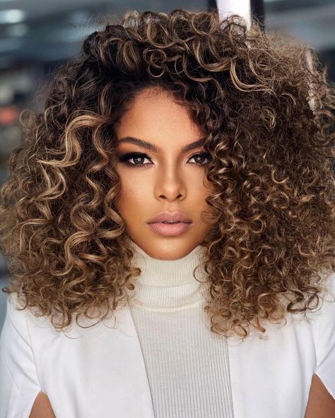 Golden Blonde Ribbons in Natural Curls Golden Blonde Balayage Dark Roots, Blonde Highlights On Dark Hair Curly, Light Blonde Curly Hair, Dark And Light Brown Hair, Curly Hair With Blonde Highlights, Honey Brown Curls, Honey Blonde Curls, Light Brown Hair With Blonde, Bob 2023