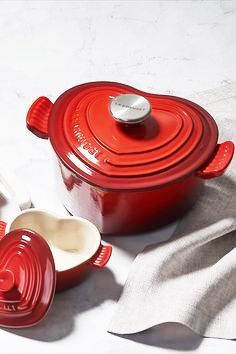 Red Pots And Pans, Heart Le Creuset, Le Creuset Heart Shape, Le Crueset Pots Aesthetic, Red Le Creuset, Red Kitchen Aesthetic, Le Creuset Aesthetic, Le Creuset Heart, Le Creuset Red