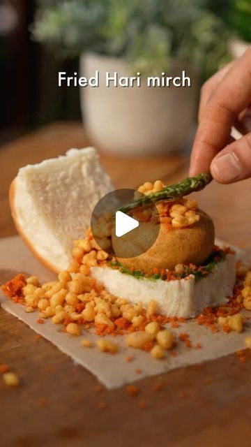 Vada Pav Recipe, Red Chutney, Pav Recipe, Mumbai Street, Fried Garlic, Garlic Chutney, Veg Snacks, Food Indian, Break Fast