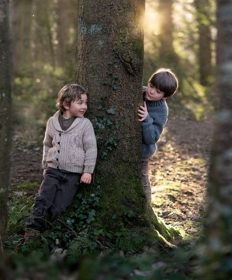 Family Photo Forest, Family Photoshoot Forest, Family Forest Photoshoot, Forest Family Photos, Hide And Seek Photography, Two Brothers Photography, Children Playing Photography, Creative Family Photos, Forest Family Photoshoot