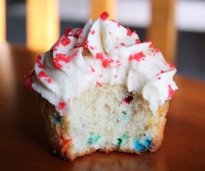 Firecracker Cupcakes - homemade funfetti with a sprinkle of Pop Rocks! Rock Cupcakes, Firecracker Cupcakes, Homemade Funfetti Cupcakes, Fireworks Cake, Funfetti Cupcakes, Cupcakes For Boys, Small Cakes, Best Party Food, Cake Pop Recipe