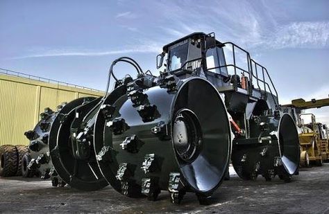 Black Caterpillar, Cat Construction, Mighty Machines, Caterpillar Equipment, Big Tractors, Tractor Accessories, Cat Machines, Heavy Construction Equipment, New Tractor