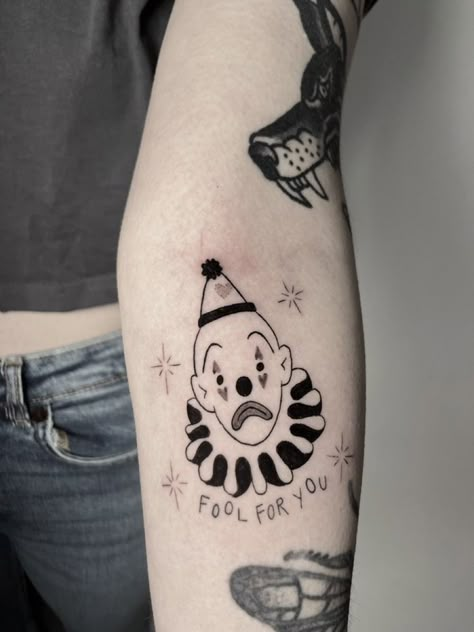 Circus Tattoo, Full Hand Tattoo, Chest Tattoo Ideas, Vintage Tattoo Art, Serpent Tattoo, Surreal Tattoo, Clown Tattoo, Discreet Tattoos, Cartoon Tattoos