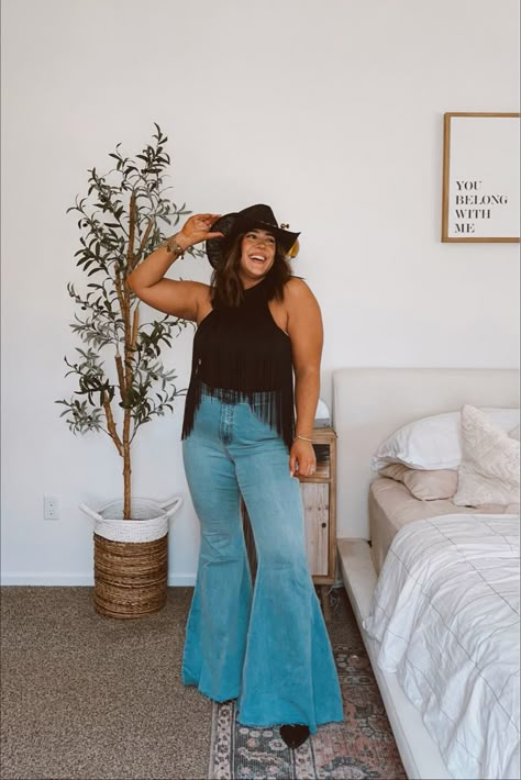 Summer Rock Concert Outfit Plus Size, Plus Size Nashville Outfits Spring, Nashville Outfits Midsize, Midsize Cowgirl, Midsize Western Outfits, Country Concert Outfit Midsize, Concert Outfit Midsize, Midsize Concert Outfit, Flare Jeans Outfit Summer