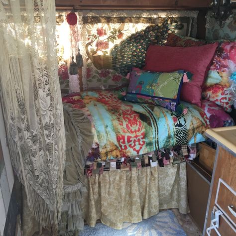 Bohemian Camper, Vintage Trailer Aesthetic, Hippie Camper Interior, Hippy Campervan Interior, Vintage Camper Bed Ideas, Pink Vintage Camper, Trippy Camper Interior, Vintage Camper Remodel, Van Home