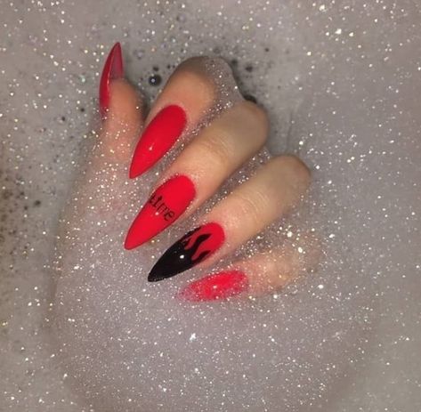 Red And Black Nail, Red Acrylic Nails, Goth Nails, Edgy Nails, Grunge Nails, Glow Nails, Long Acrylic Nails Coffin, Nail Swag, Black Nail