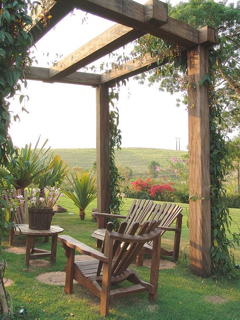 Explore AnaPaulaMagaldi photos on Flickr. AnaPaulaMagaldi has uploaded 1142 photos to Flickr. Pergola With Tree, Pergola In Garden, Pergola With Plants, Pergola Built Around Trees, Rustic Pergola Ideas, Pergola Grapes, Pergola With Grapes, Pergola With Ivy, Rustic Pergola