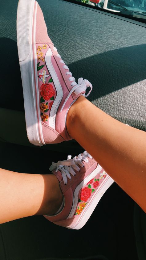 hand painted flowers on some pink “old skool” vans 🤪 Painting Vans Ideas, Painted Vans Old Skool, Vans Custom Ideas, Painting Vans, Vans Shoes Fashion, Vans Painted, Custom Vans Shoes, Painted Shoes Diy, Old Skool Vans