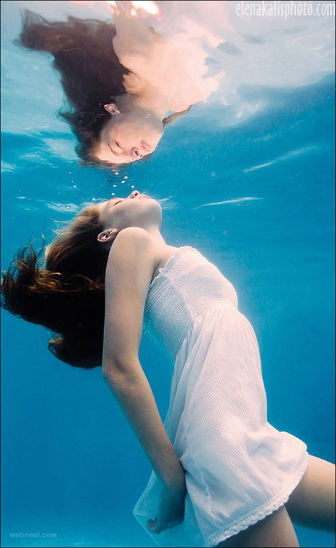 under water reflection photography Water Reflection Photography, Titanic Underwater, Underwater Photoshoot, Photography Tattoo, Underwater Portrait, Reflection Art, Breathtaking Photography, Tattoo Photography, 얼굴 그리기