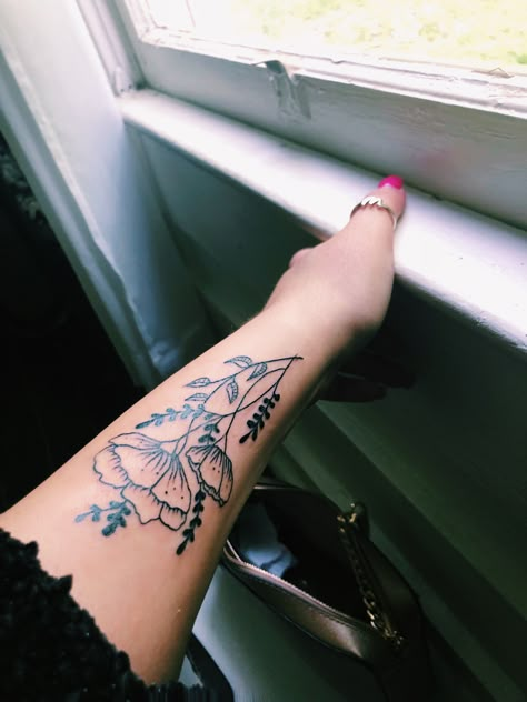 Forearm tattoo - Wildflowers 🌿 #tattoo #forearmtattoo #wildflowers Tattoos For The Forearm, Ladies Forearm Tattoo Ideas Flowers, Medium Size Forearm Tattoos For Women, Inside Of Forearm Tattoo Women, Tattoo Ideas Outer Arm, Women Outer Forearm Tattoo, Forearm Tattoo Ideas Women, Wild Flower Arm Tattoos For Women, Small Forearm Tattoos For Women Simple