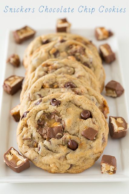 Snickers Chocolate Chip Cookies - you'll totally fall in love with these. They're so ridiculously good! Cookies With Snickers, Snickers Chocolate, Cooking Classy, Yummy Sweets, Cookie Desserts, Sweets Desserts, Sweets Treats, Yummy Cookies, Just Desserts