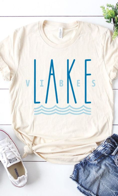 Make a splash with our Lake Vibes Graphic Tee! 💦 Crafted with a lightweight material to keep you comfy and stylish while you enjoy the great outdoors, this trendy tee features a retro design with wavy lines 🌊 and the phrase "Lake Vibes" in bold. Dive right in and show off your love for nature in sizes from S to XL! 🤩 Details: Crew neckline with a relaxed fit Super soft - lived in feel Runs true to size - if you want more of a fitted fit size down. Material and Care 100% Cotton Patterns may va Lake Logos Design, Lake Shirt Ideas, Lake Tshirt Designs, Lake Logo, Lake Shirts, Lake Vibes, Funny T Shirt Sayings, Summer Graphic Tee, Shirt Sayings