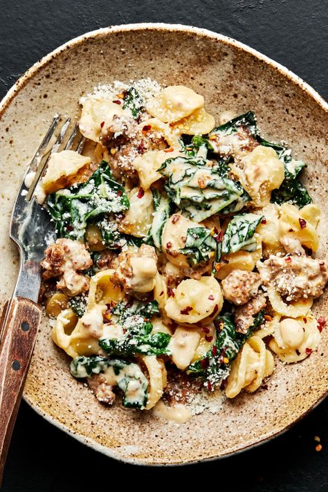 A sumptuous, quick, and creamy kale and sausage pasta recipe made with orecchiette for all of your weeknight needs. Orecchiette Recipes, Creamy Tuna Pasta, Tuna Pasta Bake, Mushroom Recipes Pasta, Kale Pasta, Sausage Pasta Recipes, Sautéed Mushrooms, Super Easy Dinner, Mild Italian Sausage