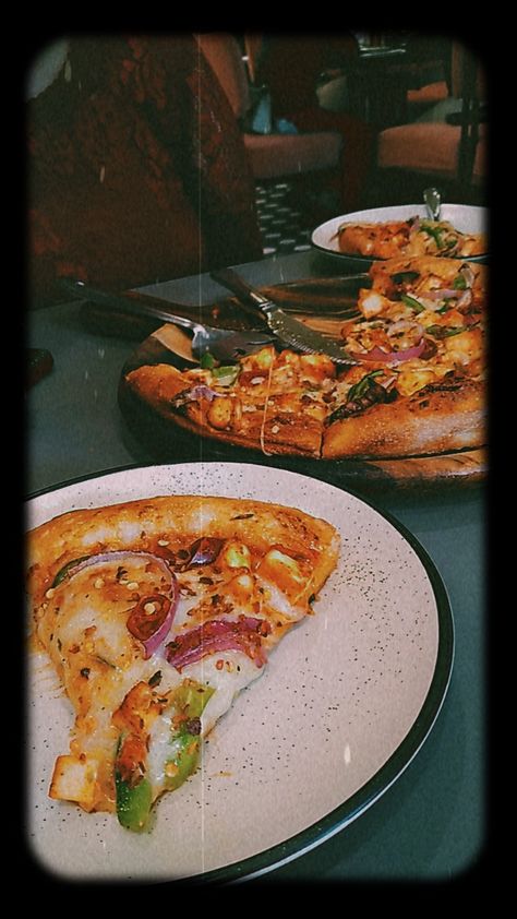 Aesthetic food pictures • cafe food • pizza • Instagram story ideas Pizza Pictures Instagram, Pizza Instagram Story, Aesthetic Food Pictures, Pizza Instagram, Aesthetic Pizza, Pizza Pictures, Pizza Aesthetic, Food Pizza, Photoshoot Inspo