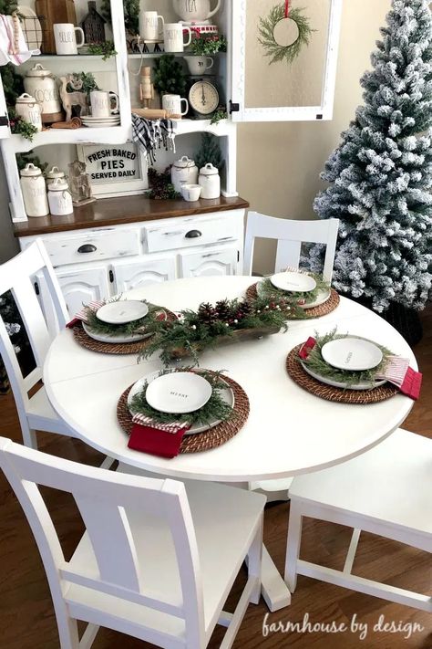 20+ Simple and Pretty Christmas Kitchen Decor Ideas Small Round Kitchen Table, Christmas Dining Room Table, Round Table Settings, Round Dining Table Decor, Advent Calendar Diy, Christmas Dining Table Decor, Round Table Decor, Round Kitchen Table, Christmas Dining Table