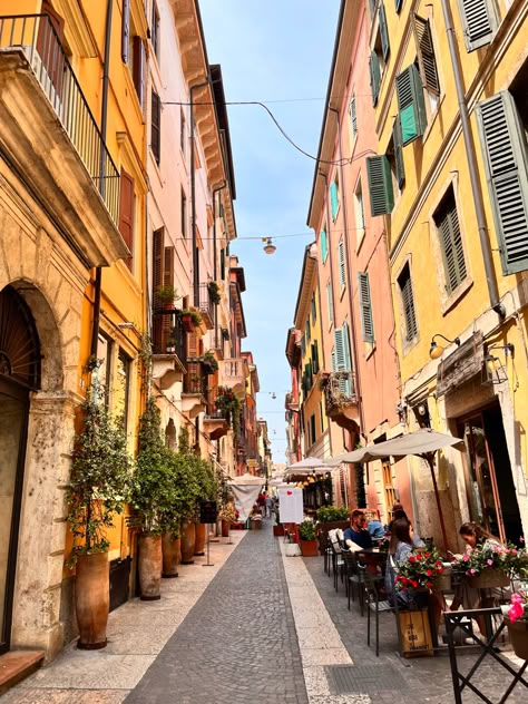 Verona Italy Photography, Verona Italy Aesthetic, Italy Core, Vernazza Italy, Italy Verona, Italy Vibes, Italian Places, Italy Street, Italian City