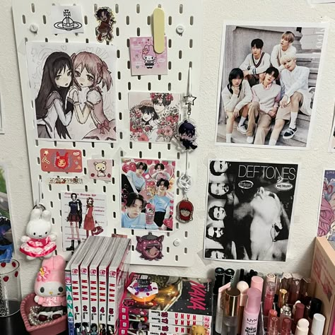 Shojo Room Aesthetic, Shoujo Girl Aesthetic Room, Japanese Room Aesthetic Anime, Cute Pegboard Ideas, Shoujo Aesthetic Room, Shoujo Room Aesthetic, Anime Pegboard, Nhi Core, Manga Bedroom Ideas