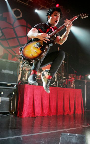 Billie Joe Armstrong performing American Idiot for the first time on September 16th, 2004 in Hollywood, California. Billie Joe Armstrong Long Hair, Billie Joe Armstrong And Mike Dirnt, Billie Joe Armstrong American Id, Billie Joe Armstrong 21st Century, Billy Joe Armstrong Guitar, Billy Joe Armstrong, Rock Punk, Joe Armstrong, Green Day Billie Joe