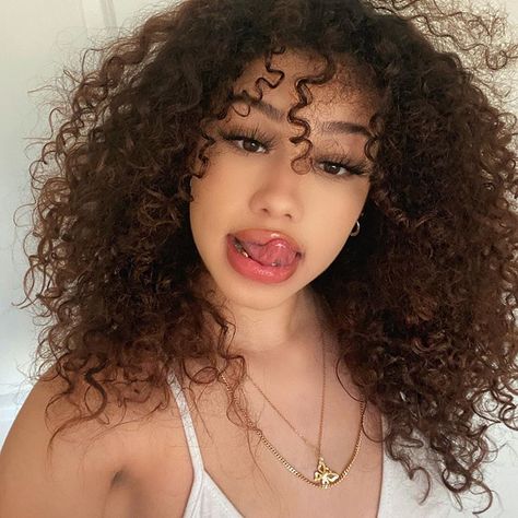 tuh-nae-yuh !+* on Instagram: “🦋” Cute Makeup Looks, Curly Hair Inspiration, Curly Girl Hairstyles, Baddie Hairstyles, Curly Girl, Light Skin, Pretty Face, Hair Goals, Hair Inspo