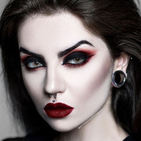 Witch Makeup 2023 - 30 Spell bounding Halloween Ideas Top Beauty Magazines Beatriz Mariano, Maquillage Goth, Goth Makeup Looks, Goth Eye Makeup, Halloweenský Makeup, Halloween Make-up Looks, Lips Black, Vampire Makeup, Cute Eyeshadow Looks