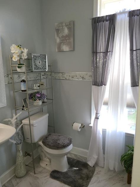 Silver Bathroom Decor Ideas, Gray Apartment, Teen Bathroom, Simple Small Bathroom, Silver Bathroom Decor, Bathroom Things, Simple Small Bathroom Ideas, Apartment Decorating For Couples, Cottage House Interior