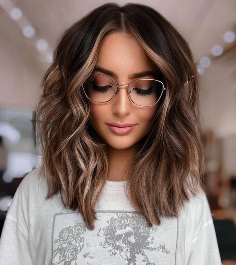 Medium Length Bayalage Hair, Fall Bayalage Brunette Short, Easy Maintenance Hair Color Brunette, Brunette Summer Hair 2023 Short, Balayage For Dark Brown Hair Medium Length, Medium Length Bayalage, Medium Length Balayage Brown, Warm Caramel Balayage Honey Medium Hair, Medium Length Dark Brown Hair Balayage