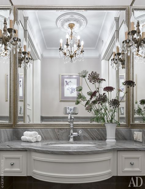 Bathroom Classic Luxury, Classic Powder Room, Colonial Interior Design, Classic Bathroom Design, Contemporary Bathroom Lighting, Colonial Interior, Ad Magazine, Classic Bathroom, Trendy Bathroom