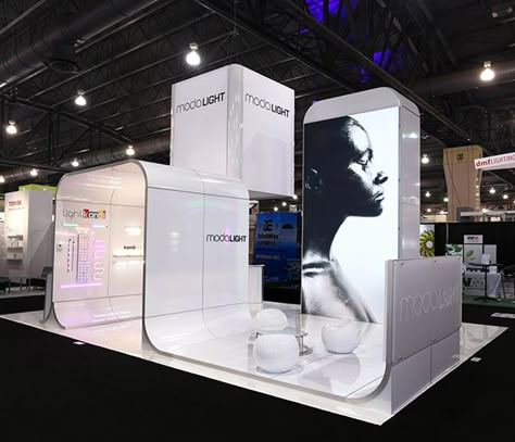 #11 - 25 Eye Catching Trade Show Stands - Moda Light #Events #EvenProfs #Design #Architecture Tradeshow Booth Display, Event Booth Design, Expo Stand, Stand Feria, Trade Show Design, Event Booth, Trade Show Booth Design, Exhibition Stall, Kiosk Design