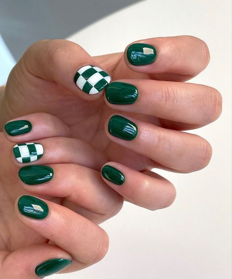 Forest green and white checkerboard nails Short Saint Patricks Day Nails, Green Gel Nails Short Design, Green Simple Nail Designs, Forest Green Nail Art, Red And Green Checkered Nails, White Checkerboard Nails, Green And White Nail Designs, Nails Forest Green, Forest Green Nail Designs