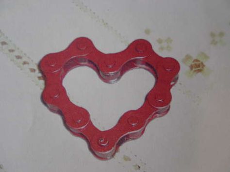 Bicycle Chain Heart: Directions on site.  Maybe use those instructions to make bike chain into a purse handle. Bicycle Crafts, Bike Craft, Bicycle Diy, Chain Heart, Bicycle Chain, Bicycle Art, Purse Handles, Bike Chain, Cool Bicycles