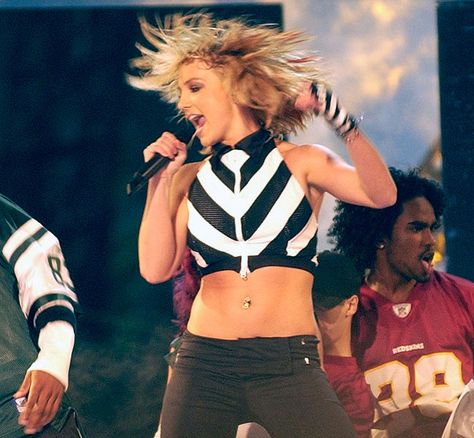 Britney Spears Already Causing Waves on ‘The X-Factor’ Britney Spears Young, Most Popular People, Britney Spears Photos, Britney Spears Pictures, Off Duty Outfits, Alanis Morissette, Lombard Street, Nelly Furtado, Britney Jean