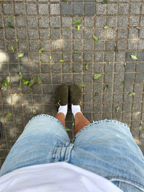 Birkenstock Boston Outfit Jorts, Green Berkinstocks Outfit, Boston Clogs Outfit Aesthetic, Boston Birkin Stocks, Birkenstock And Jorts Outfit, Boston Birkenstock Aesthetic, Birkenstocks With Jorts, Boston Clogs Aesthetic, Fall Aesthetic Shoes