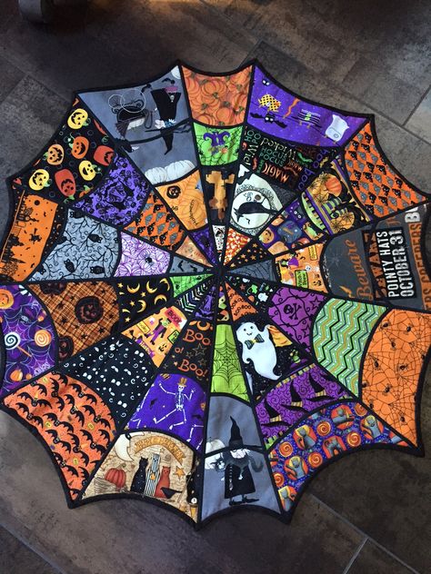 Diy Halloween Fabric Crafts, Sew Halloween Decorations, Christmas Quilting Projects Gift Ideas, Halloween Fabric Projects, Spooky Sewing Projects, Halloween Quilting Projects, Free Halloween Quilt Patterns, Halloween Fabric Ideas, Disney Sewing Projects