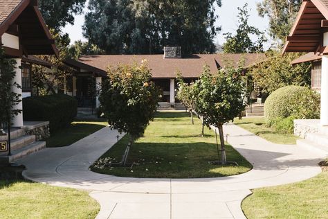 Why LA’s bungalow courts might go extinct - Curbed LA Bungalow Court, California Houses, Multigenerational House Plans, Pocket Neighborhood, Multigenerational House, Boutique Hotels Design, New Urbanism, California Bungalow, Storybook Homes