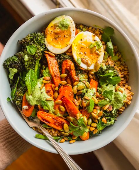 17 Easy Grain Bowls That Are Great for Meal Prep | StyleCaster Crispy Broccolini, Best Carrot Recipe, Farro Bowl, Grain Bowl Recipe, Caramelized Carrots, Winter Salads, Nourishing Recipes, Healthy Bowl, Grain Recipes