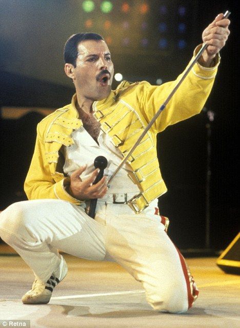 Freddie Mercury at Wembley Stadium in 1986 - There will never be another front man like him. Fred Mercury, Freddie Mercury Quotes, Sacha Baron Cohen, Freddy Mercury, Queen Love, Queen Photos, Roger Taylor, Queen Freddie Mercury, John Deacon