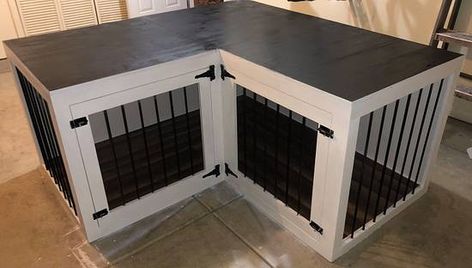 Pallet Dog Cage, Diy Dog Kennel Bench, Dog Crate Corner Ideas, Dog Kennel Countertop, Two Dog Crate Ideas, Bench Dog Crate, Corner Dog Crate Furniture, Corner Dog Crate Diy, Corner Dog Kennel Diy