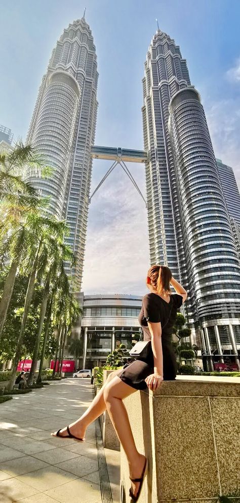 Petronas Towers Photography, Twin Tower Photo Ideas, Kl Tower Malaysia, Malaysia Photo Ideas, Twin Towers Aesthetic, Singapore Aesthetic Photography, Singapore Poses, Klcc Tower, Twin Towers Malaysia