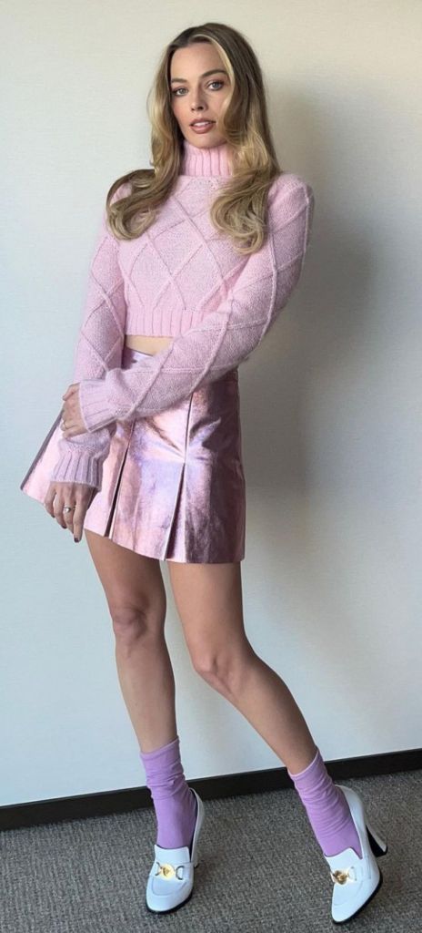 Who made Margot Robbie’s pink pleated mini skirt, turtleneck sweater, and white shoes? – OutfitID Kristin Cavallari, Rachel Bilson, Pippa Middleton, Nicole Richie, Jennifer Hudson, Kate Hudson, Pink Outfits, Margot Robbie, Pink Outfit