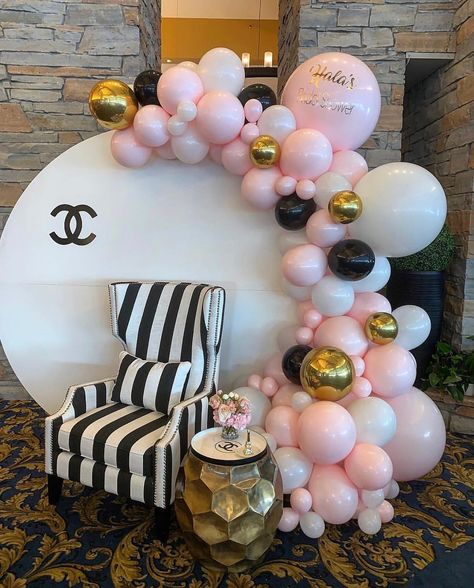 MintParty.ideas on Instagram: “Party idea for luxury lovers💥 📍What an exceptional piece👍🏻 . . 📌Tag your friends Who’s Love this! . . 📌Follow @mintparty.ideas For more 🎈 .…” Chanel Balloons, Chanel Birthday Party Decoration, Coco Chanel Birthday Party, Paris Theme Party Decorations, Chanel Inspired Party, Coco Chanel Birthday, Chanel Bridal Shower, Chanel Baby Shower, Chanel Birthday Party