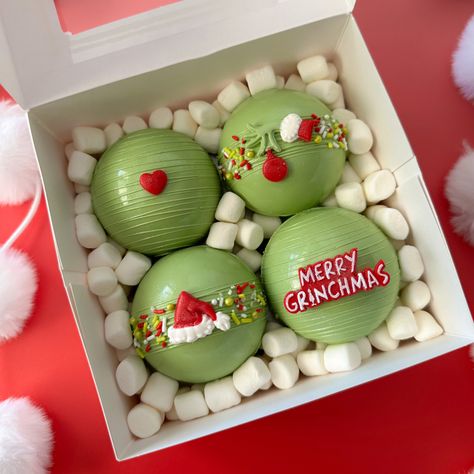 Grinch Cocoa, Christmas Diy Snacks, Christmas Themed Desserts, Hot Chocolate Treats, Chocolate Dome, Christmas Party Treats, Christmas Macarons, Diy Hot Chocolate, Hot Chocolate Gifts