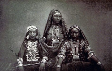 Women from Aden, Somalia 1885 wearing traditional silver jewelry, Somalia Clothes, Arabian Costumes, Somali Clothes, Arab Clothing, Somali Clothing, Arabian Costume, Ethiopian People, Native Women, Arabian Princess