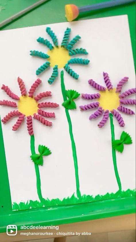 Spring Flower Crafts, Spring Arts And Crafts, Toddler Arts And Crafts, Preschool Arts And Crafts, Easter Decorations Ideas, Spring Crafts For Kids, Preschool Art Activities, Flower Craft, Kindergarten Crafts