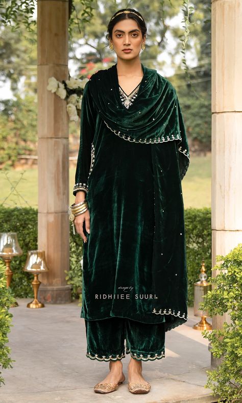 Velvet Kurta Designs, Velvet Sharara, Palazzo Kurta, Velvet Kurta, Kurta And Palazzo, Kurta With Palazzo, Velvet Dress Designs, Scalloped Border, Green Suit