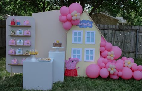 Peppa Pig Birthday Ideas | Peppa Pig Balloon Garland | Peppa Pig Decor Peppa Pig Birthday Ideas, Peppa Pig Balloon Arch, Peppa Pig Balloon Column, Peppa Pig Birthday Backdrop, Peppa Pig Backdrop Birthday Parties, Pepa Pig Birthday Decoration For Girl, Pig Decorations, Peppa Pig House, Peppa Pig Balloons