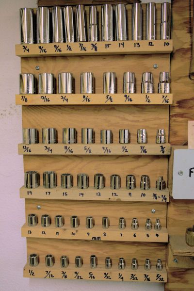 Arbejdsplads Garage, Officine In Garage, Socket Storage, Diy Garage Storage Cabinets, Garage Organisation, Garage Workshop Organization, Tool Storage Cabinets, Power Tool Storage, Garage Tool Organization