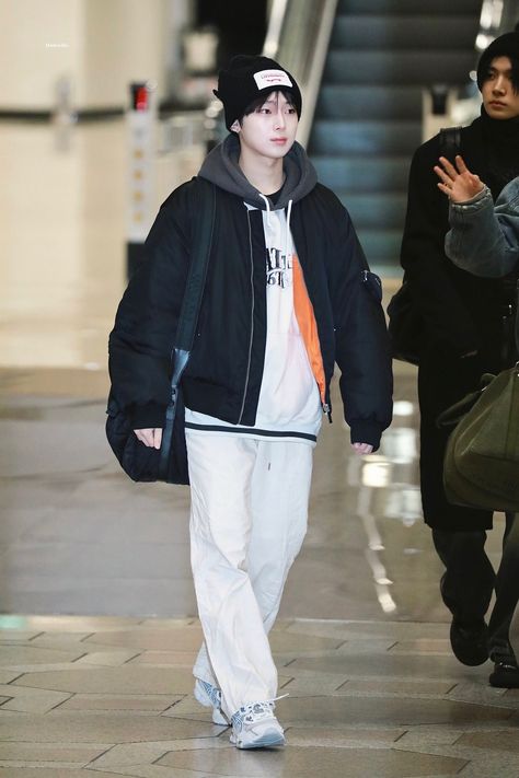 Sunoo Style Outfit, Enhypen Outfit, Kpop Life, Outfit Inspired, Soft Boy, Kim Sun, Pretty Smile, Hoodie Outfit, Airport Style