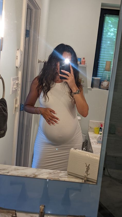 9 Months Pregnant Outfits, Pregnant Latina, Bump Selfie, 9 Months Pregnant, Bump Fashion, Royal Family Pictures, Pretty Pregnant, Brunch Time, Bump Style