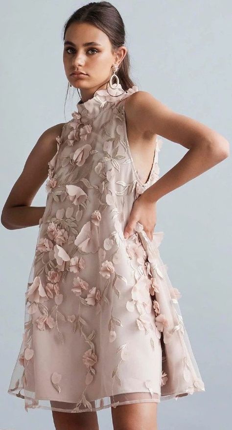 Flower Cocktail Dress, Fashion Dresses Formal, Gown Inspiration, Elegant Dresses Classy, Couture Designers, Maid Dress, Cocktail Evening Dresses, Floral Fashion, Girls Party Dress